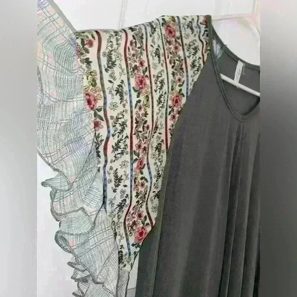 ❤️ Beautiful Ribbed & Floral Blouse - Picture 3 of 6